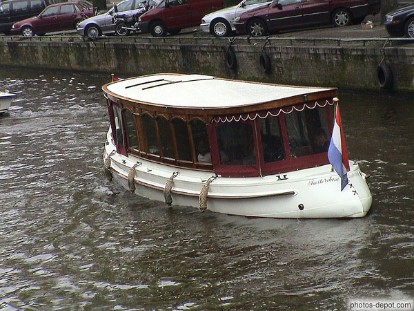 photo de bateau vitré sur canal