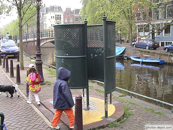 photo de pissotière au bord du canal