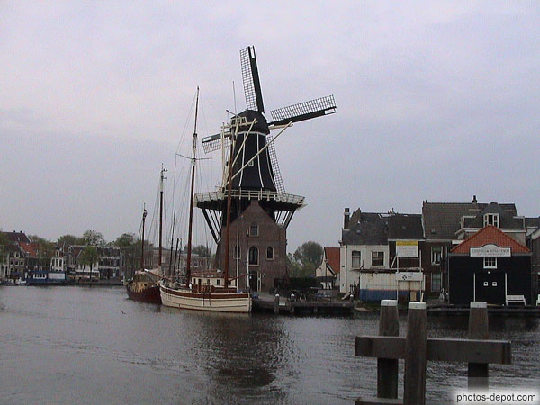photo de moulin hollandais ciel gris