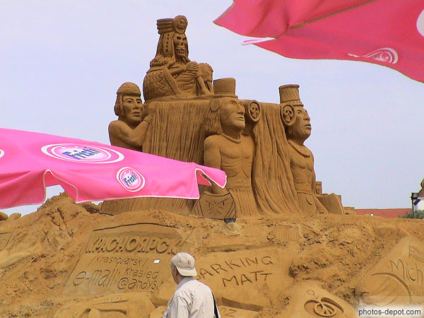 photo de porteurs parasols roses
