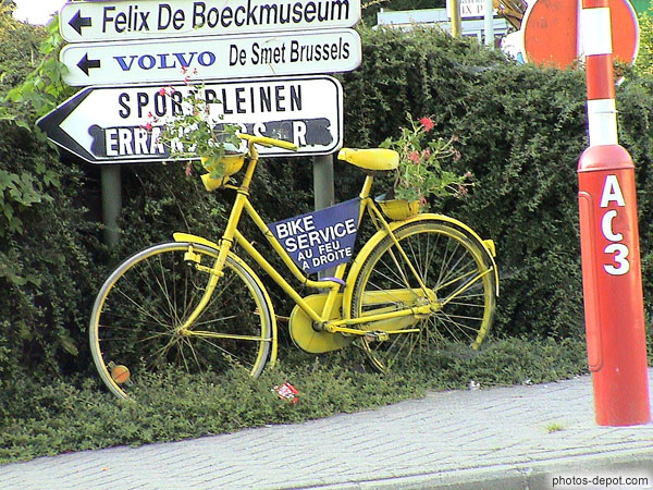 photo de pancarte vieux vélo jaune bike service