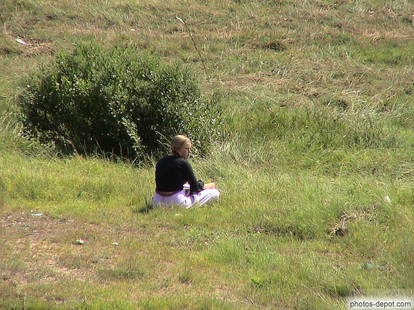 photo de fille seule dans l'herbe