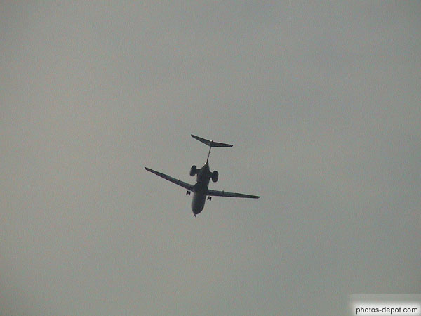 photo de dessous d'avion de ligne