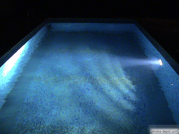 photo de piscine la nuit