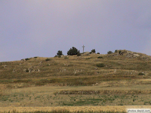 photo de croix sur la colline