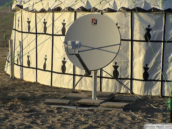 Parabole satellite France, Normandie, Deauville, Photo 2003