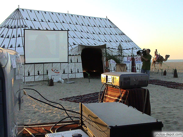 photo de projection cinéma sur la plage