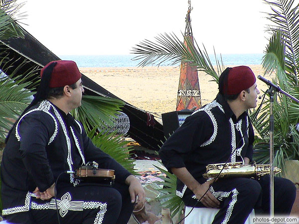 photo de musiciens tunisiens regardent