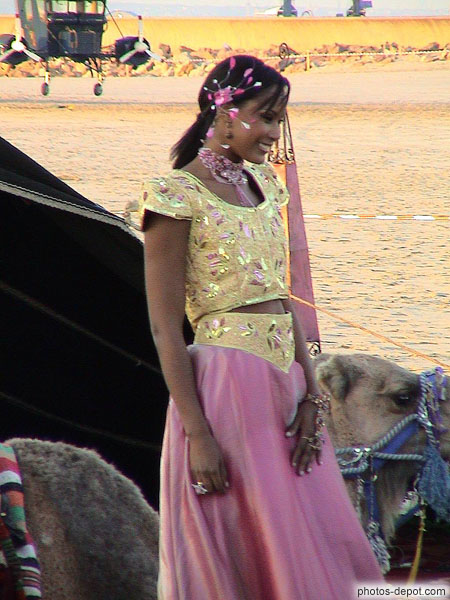photo de jeune femme et chameau