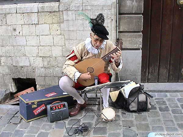 Musicien joueur de luth Belgique, Bruxelles, Grand place, Photo XVIIIe
