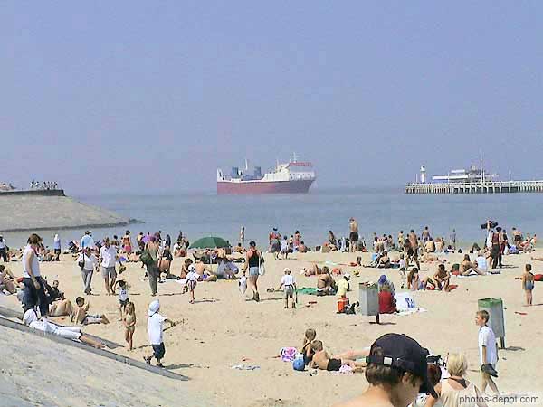 photo de cargo face à la plage