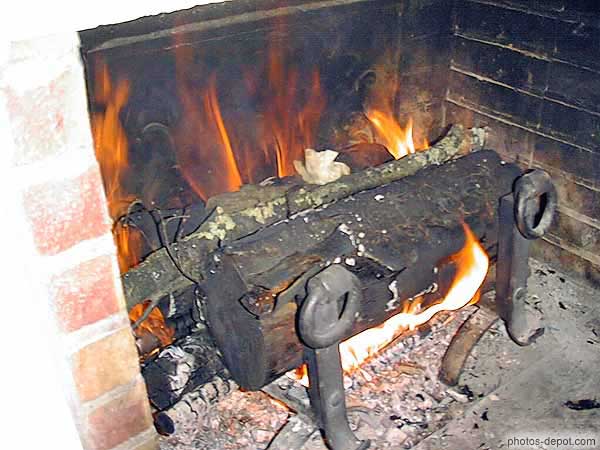 photo de feu dans la cheminée