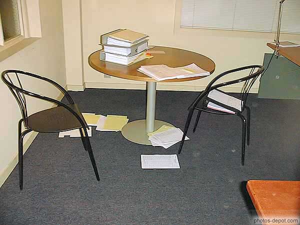 photo de table chaises papier