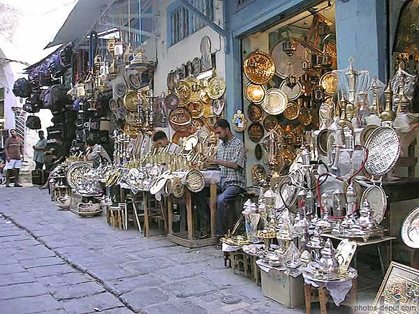 Magasins d'objets en cuivre frappé