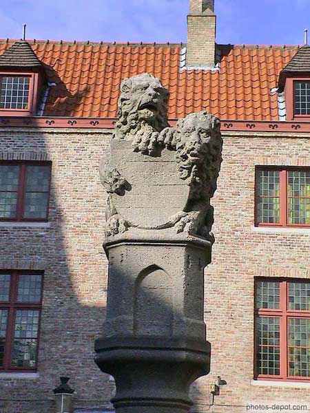 photo de colonne portant 2 lions et l'embleme des tanneurs