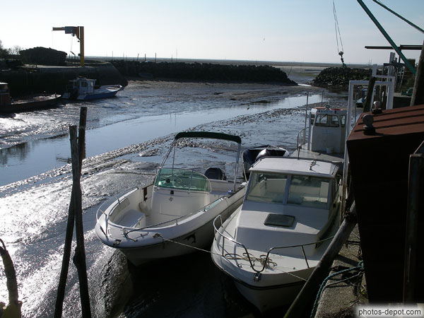 Bateaux posés sur le sable dans le port après la marée
