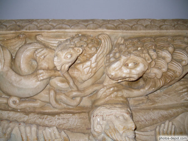photo de chevet roman à 3 absides. Daniel dans la fosse aux lions, du Maître de Cabestany