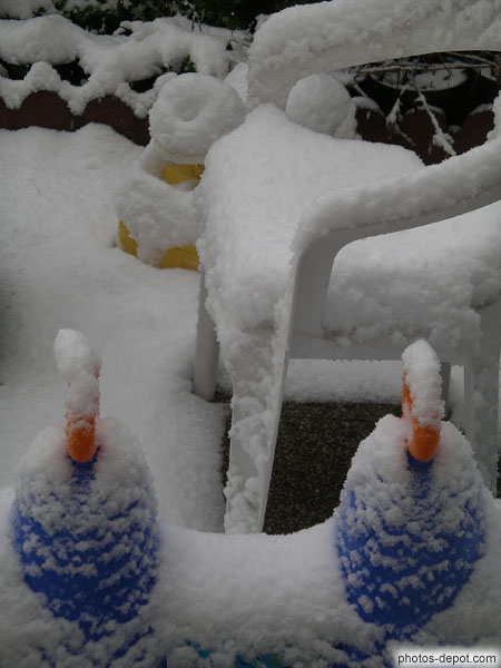 photo de chaise et objets dans la neige