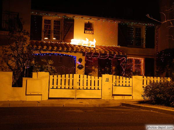 photo de maison éclairée guirlandes de Noël