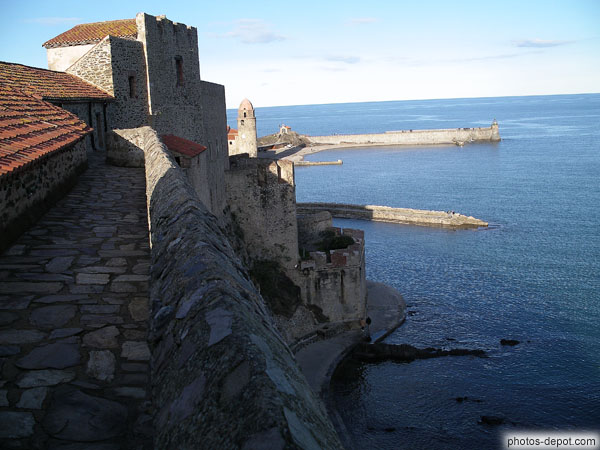 photo de chemin de ronde et port de Collioure
