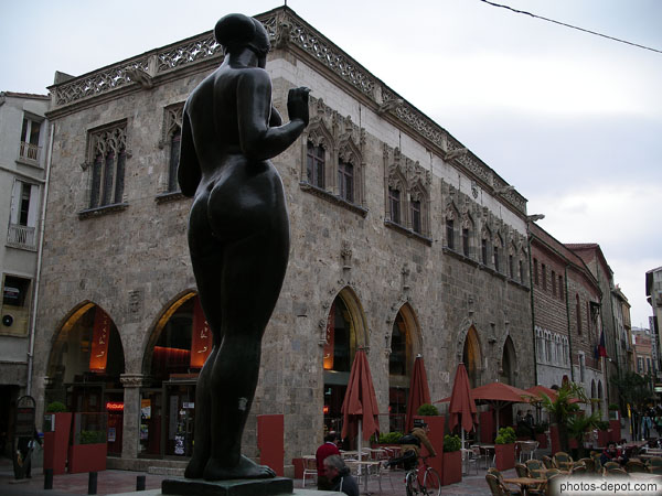 photo de statue de femme devant la Loge