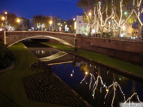 photo de pont et canal éclairé la nuit