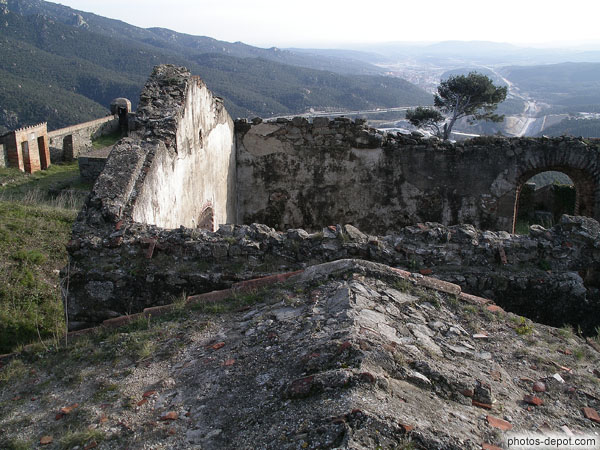 photo de ruines des batiments du fort