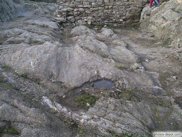 photo de Via Domitia, traces du passage des roues dans la pierre, Site Archéologique de Panissars, Trophée de Pompée 71 av JC