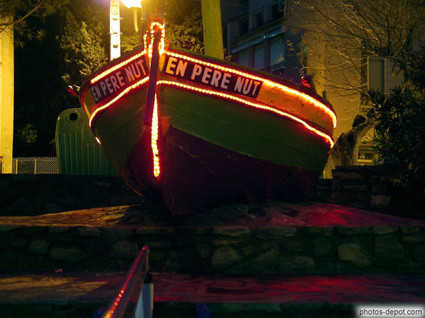 photo de Barque En pere Nut illuminée la nuit