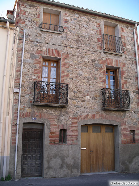 Maison aux murs de briques et de pierres France, Languedoc Roussillon, Saint Genis Fontaines, Photo 2005