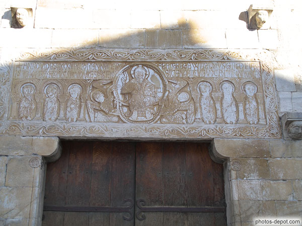 photo de pierre sculptée surmontant la porte d'entrée du Cloître