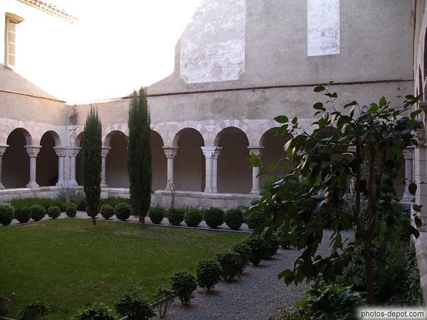 Cloître roman France, Languedoc Roussillon, Saint Genis Fontaines, Photo XIIIe