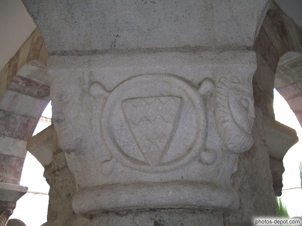 Blason sur chapiteau de colonne du Cloître France, Languedoc Roussillon, Saint Genis Fontaines, Photo 2005