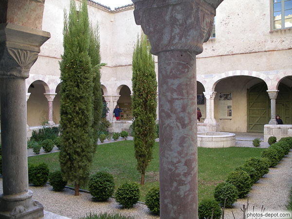 Cour carrée du Cloître France, Languedoc Roussillon, Saint Genis Fontaines, Photo 2005