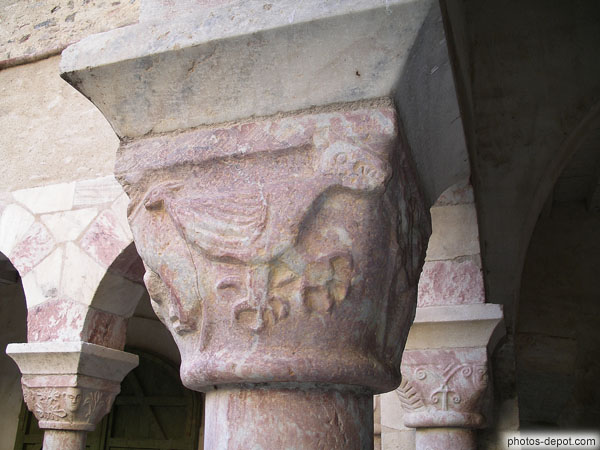 photo d'animaux mythiques, chapiteau de colonne du Cloître