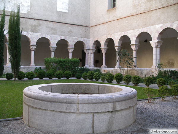 photo de puits du Cloître, la vasque originale de St Genis est au musée de Philadelphie