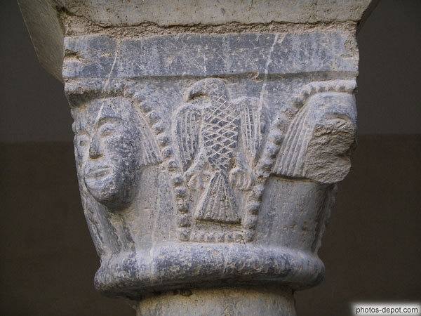 photo d'aigle, chapiteau de colonne du Cloître