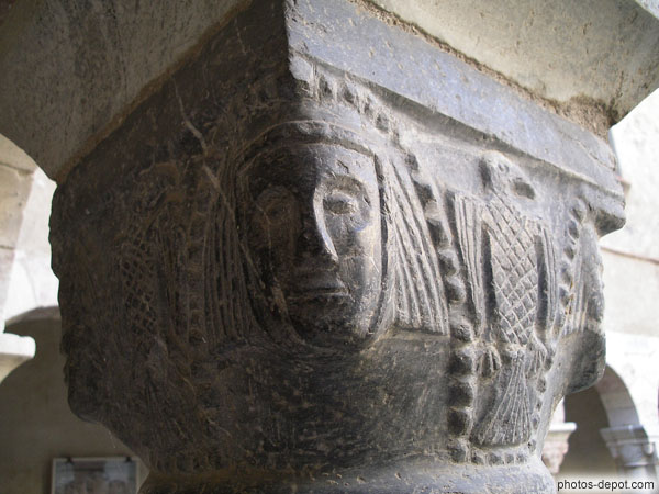 photo d'aigle et visage à la coiffure médiévale, Cloître