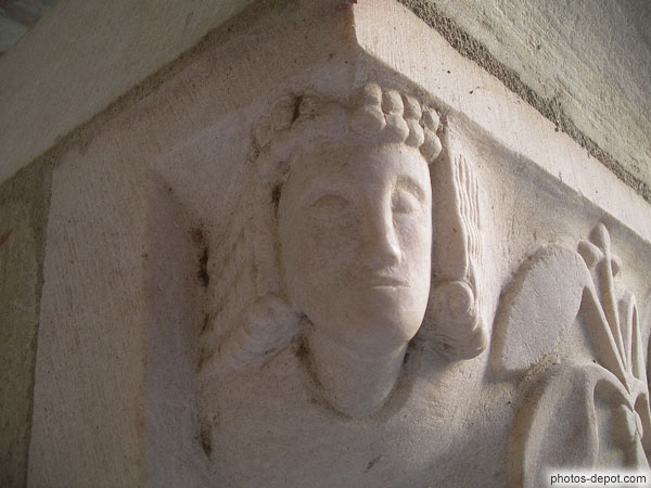 photo de visage et coiffure, chapiteau de colonne du Cloître