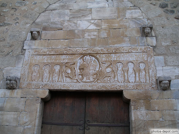 photo de linteau de marbre blanc de Ceret : Christ dans mandorle entouré d'anges