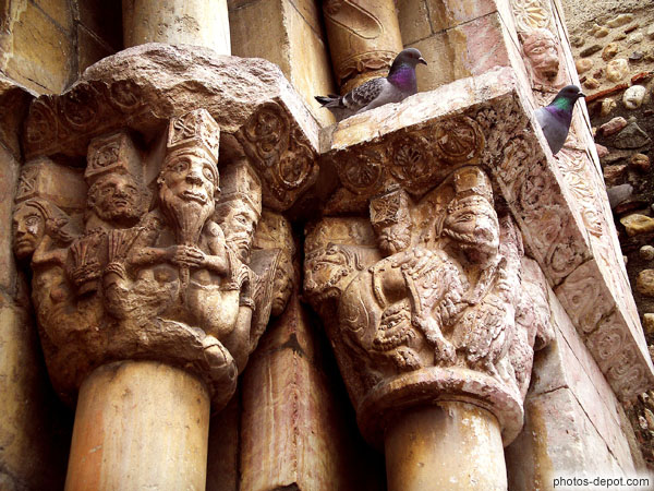 photo de chapiteaux des colonnes de marbre rose aux vieillards tenants leur barbe