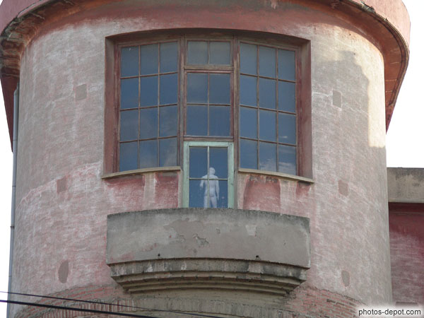 photo de statue à la fenêtre