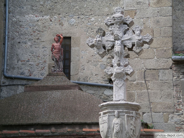 photo de croix de pierre et statue de saint Sebastien
