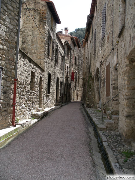 photo de rue étroite bordé de vieilles maisons de pierre