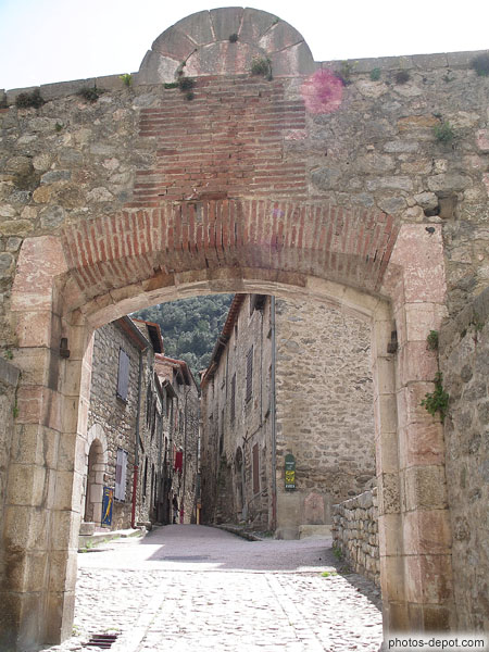 Porte donnant sur rue étroite