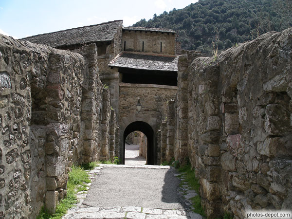 photo de pont de pierre reliant la ville au souterrain vers la forteresse