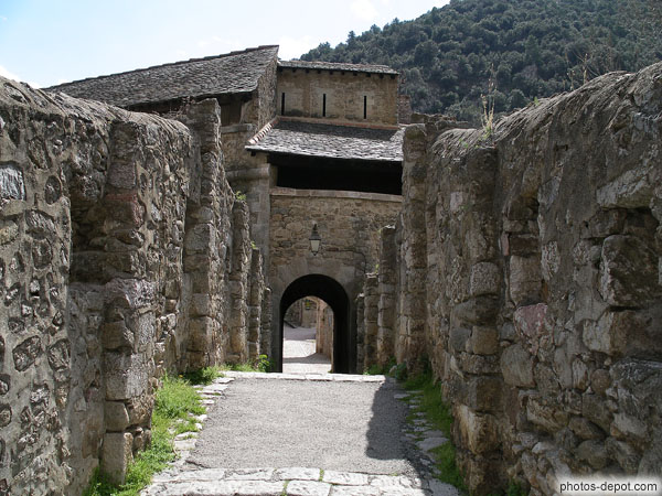 Pont de pierre reliant la ville au souterrain vers la forteresse