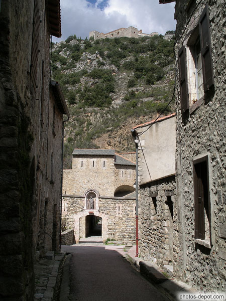photo de chemin vers le souterrain menant à la forteresse