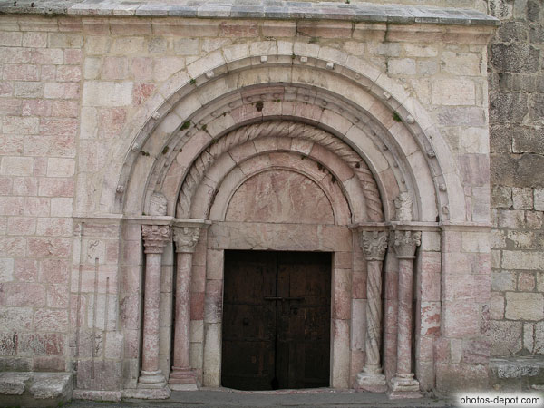 Entrée de l'église en marbre rose