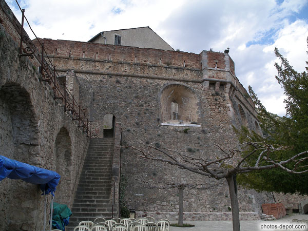 Muraille et escalier du fort Liberia